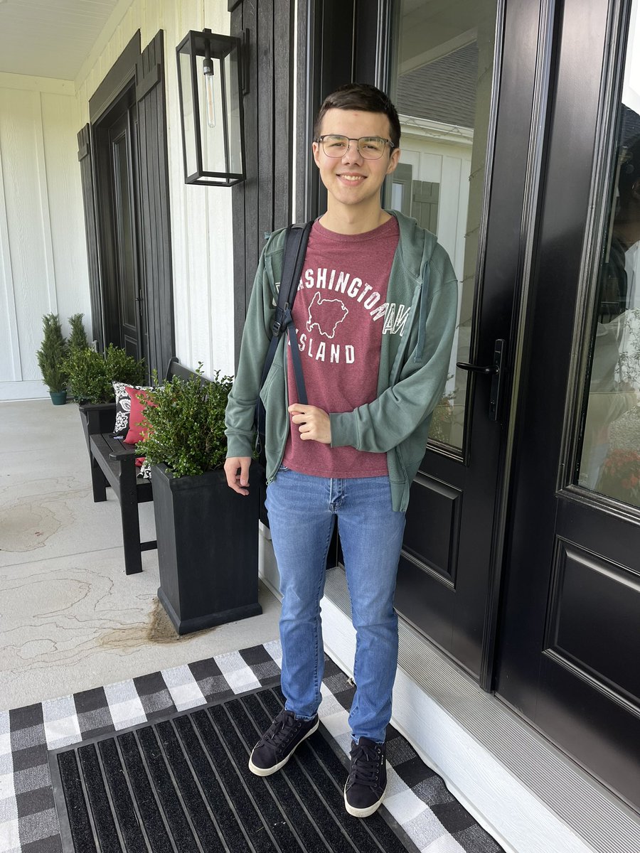 HawkeyeMommeye's tweet photo. Last day of senior year for my baby ๐ฅน#firstdaylastday https://t.co/PQ5TbjrjCR