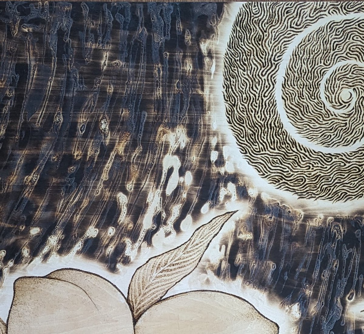 mist_jukebox's tweet photo. どうやって描いてるんですか？って
よく聞かれるので
霞楽箱のpyrographyを紹介〜(≧∇≦)/

基本、ヒートペン（電熱ペン）を使って焦げの濃淡と木目だけで表現していますが、ライブの時はバーナーを主に使ってます。それとプラス、オリジナルの技法で焦げを重ねて質感を出していますよ〜(≧∇≦)/ https://t.co/wNG8dY5cHB