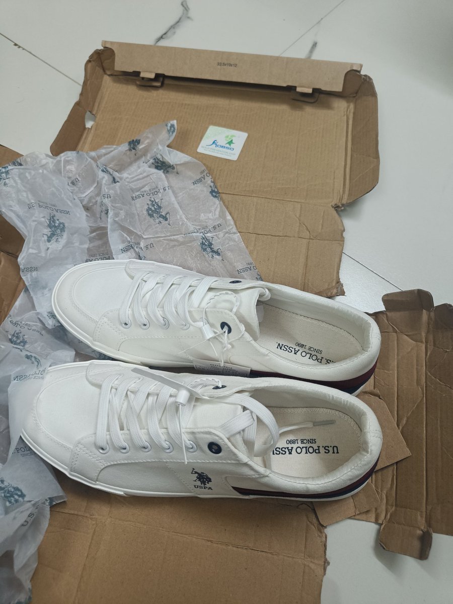 DharodYash's tweet photo. I had ordered these Shoes from @myntra 
The box in which it came was already torn apart, and also Stains on shoes. 
Such a bad experience. I had already exchanged these shoes due to quality issues and then the exchanged product was even worse. @MyntraSupport #CustomerServiceFail https://t.co/b95M7GuLpa