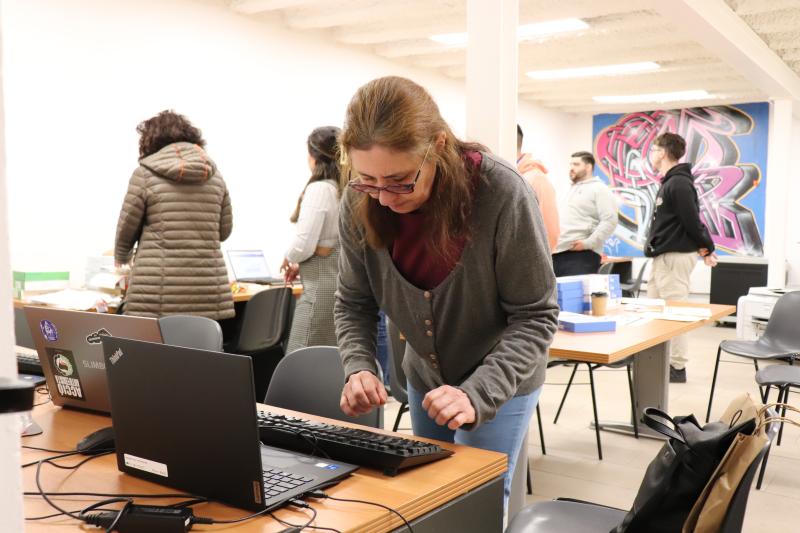 acciocivicat's tweet photo. 📢 Iniciem el procés de renovació d'equips informàtics i la implementació de nous dispositius tecnològics a:

143 #equipamentscívics i #comunitaris
112 punts de la @xarxaomnia
68 Oficines d’Afers Socials i Famílies

Més informació
https://t.co/MejgnDadk9 https://t.co/x2VqUm86nn