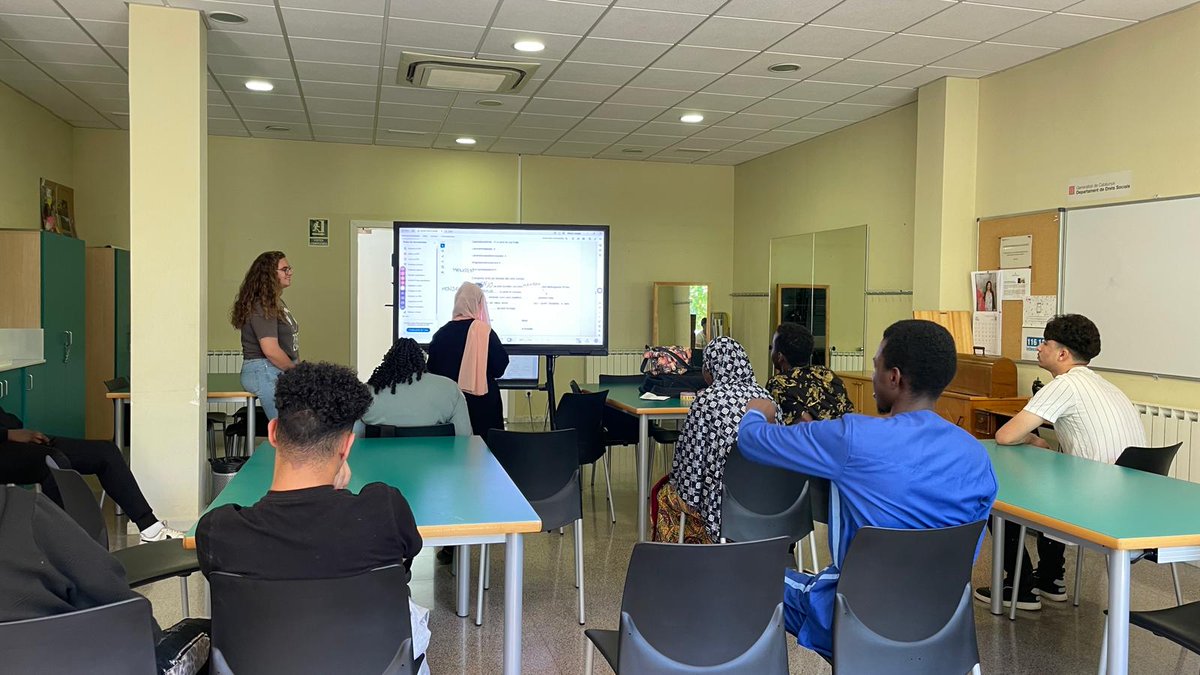 acciocivicat's tweet photo. 📢 Iniciem el procés de renovació d'equips informàtics i la implementació de nous dispositius tecnològics a:

143 #equipamentscívics i #comunitaris
112 punts de la @xarxaomnia
68 Oficines d’Afers Socials i Famílies

Més informació
https://t.co/MejgnDadk9 https://t.co/x2VqUm86nn