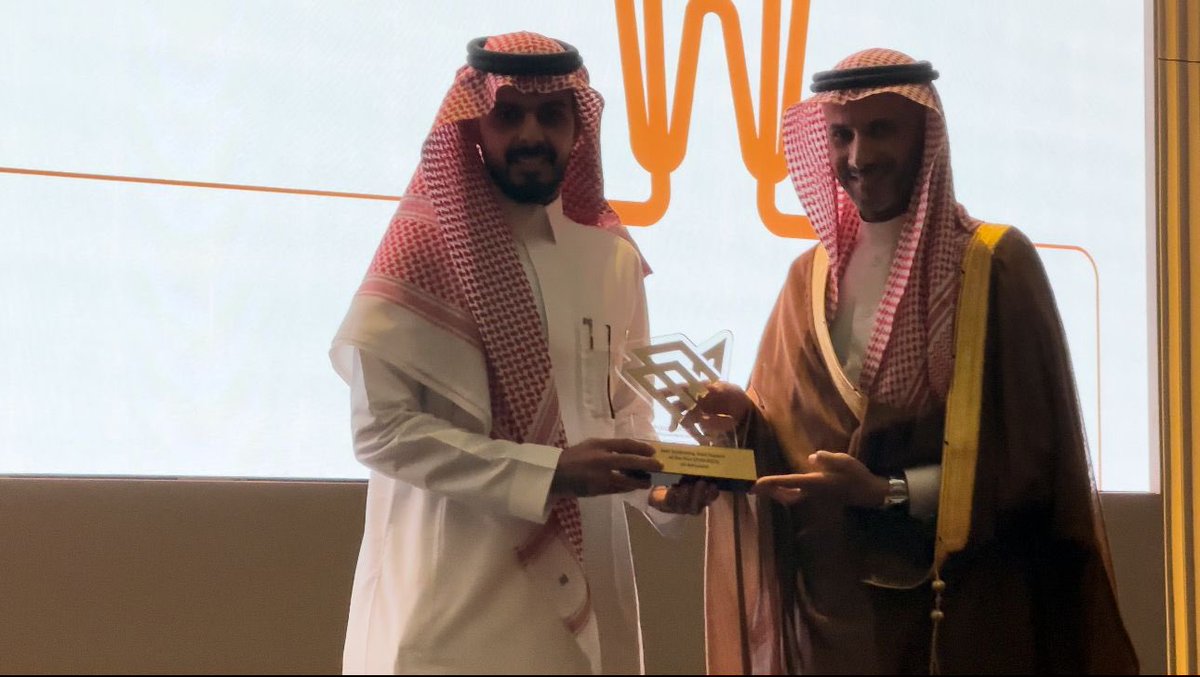 IAUdent's tweet photo. حصل الطالب علي الخثعمي على جائزة أفضل طالب متخرج 
#جامعة_الإمام_عبدالرحمن_الفيصل
#IAUdent_Awards https://t.co/zwSVnp6Lr0