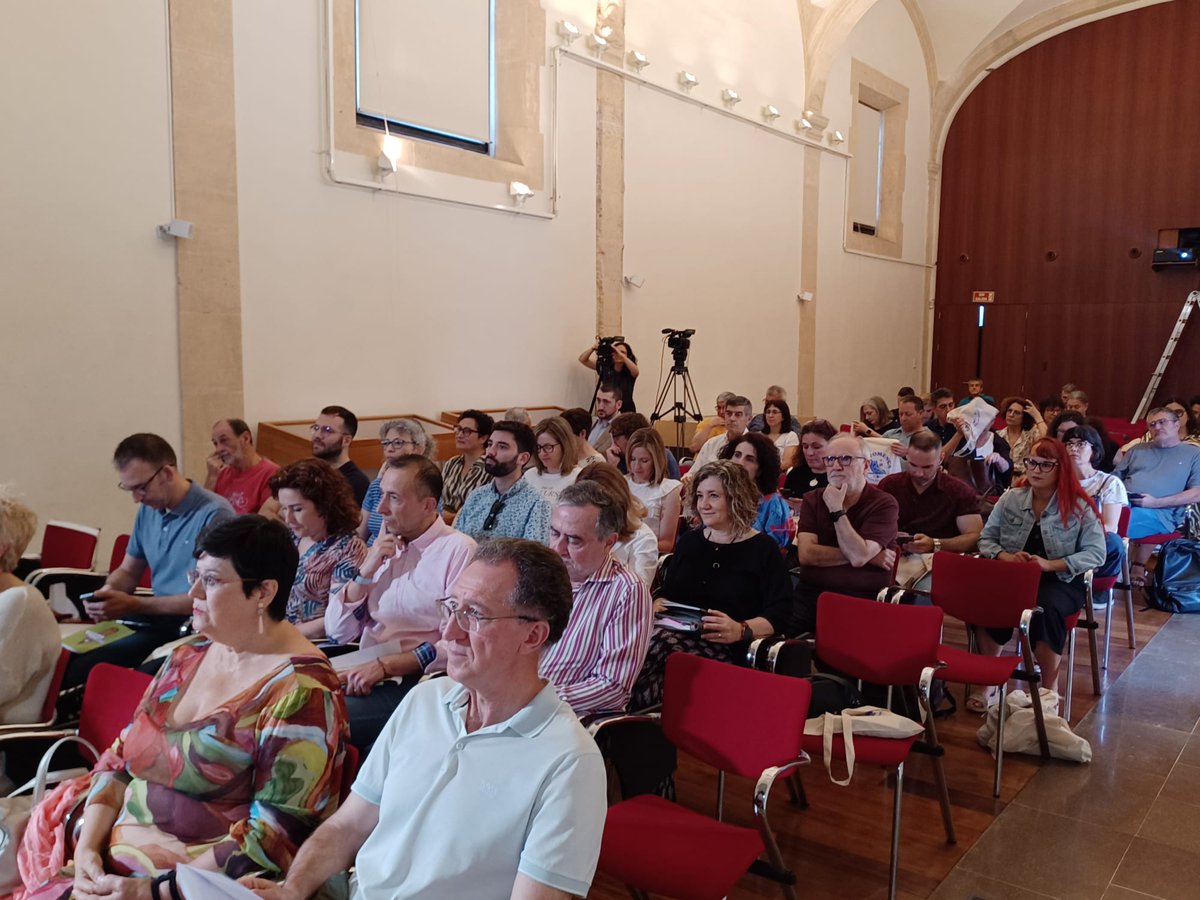 AVLoficial's tweet photo. Celebrem la «IV Jornada de l'AVL de Servicis Lingüístics Municipals», dirigida als tècnics de les Oficines de Promoció del Valencià, les AVIVA. https://t.co/nOFfiY2VXM