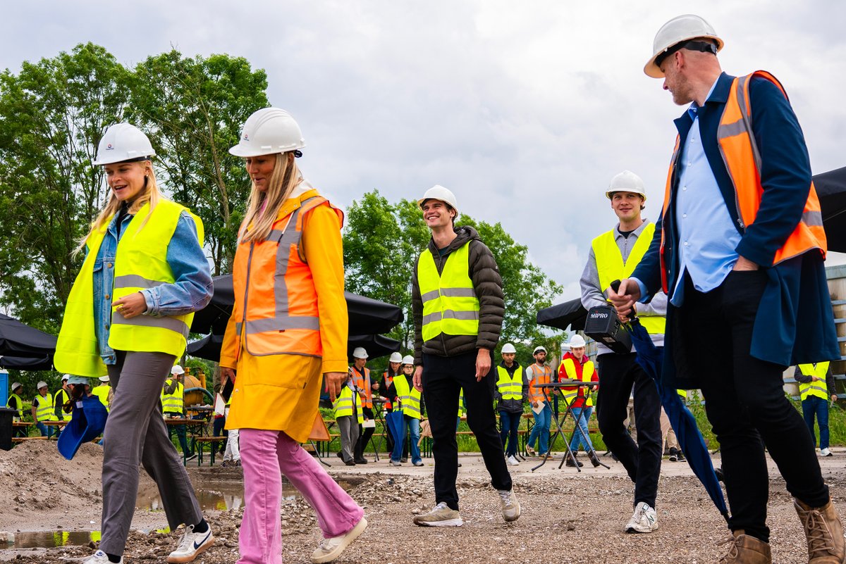 PowerField_'s tweet image. Vorige week bezochten studenten van de @DelftEnergyClub onze projectlocatie in Wanneperveen ☀️ Dit is de grootste co-locatie van Nederland waar opslag en opwek van zonne-energie wordt gecombineerd. Lees meer: eu1.hubs.ly/H09v6jx0