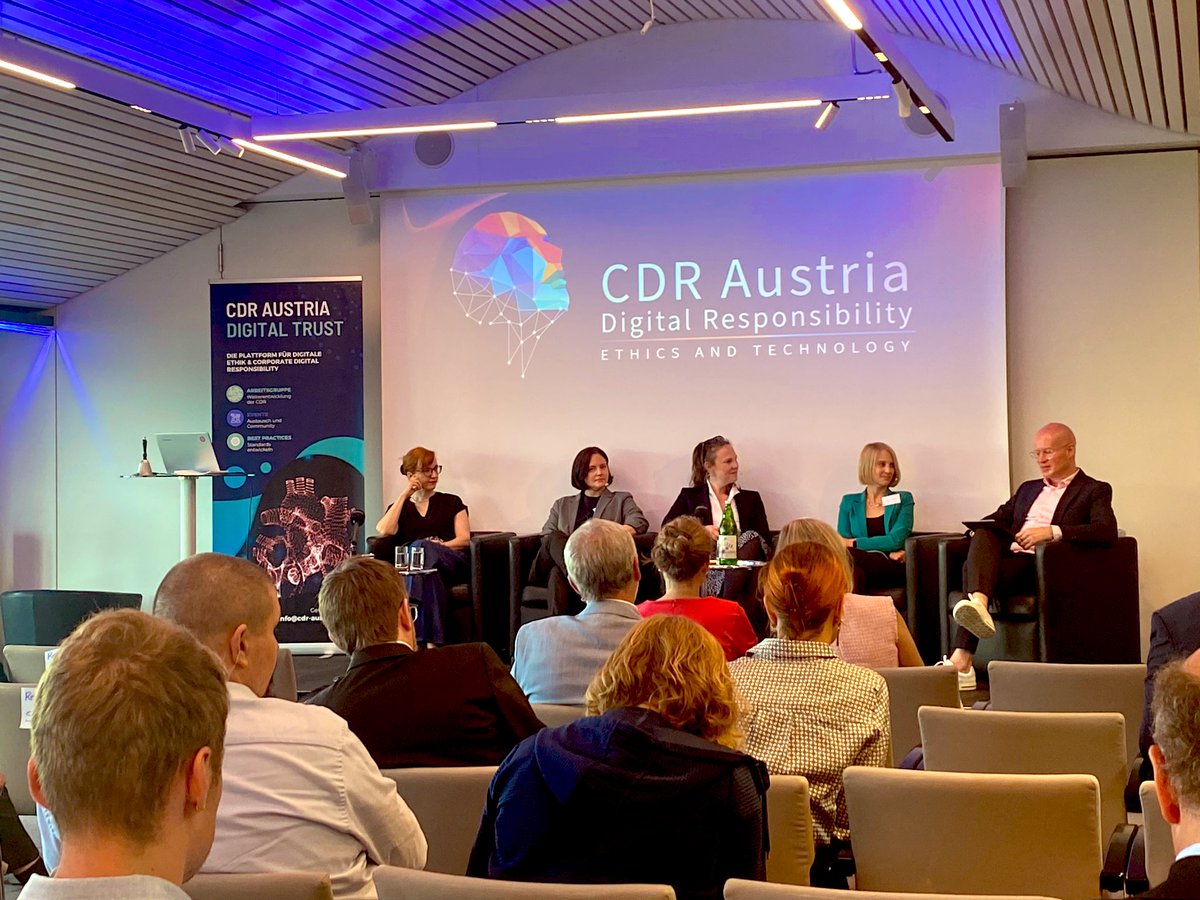 Ja was ist denn hier los? Wir sprechen über #KI, #CDR und Digitalisierung und in zwei Vorträgen und einem Panel bisher waren alle bis auf den Moderator weiblich. (Herren kommen auch noch) Es gibt uns, die Frauen in Tech! Und #CDRAustria bringt uns alle zusammen.
