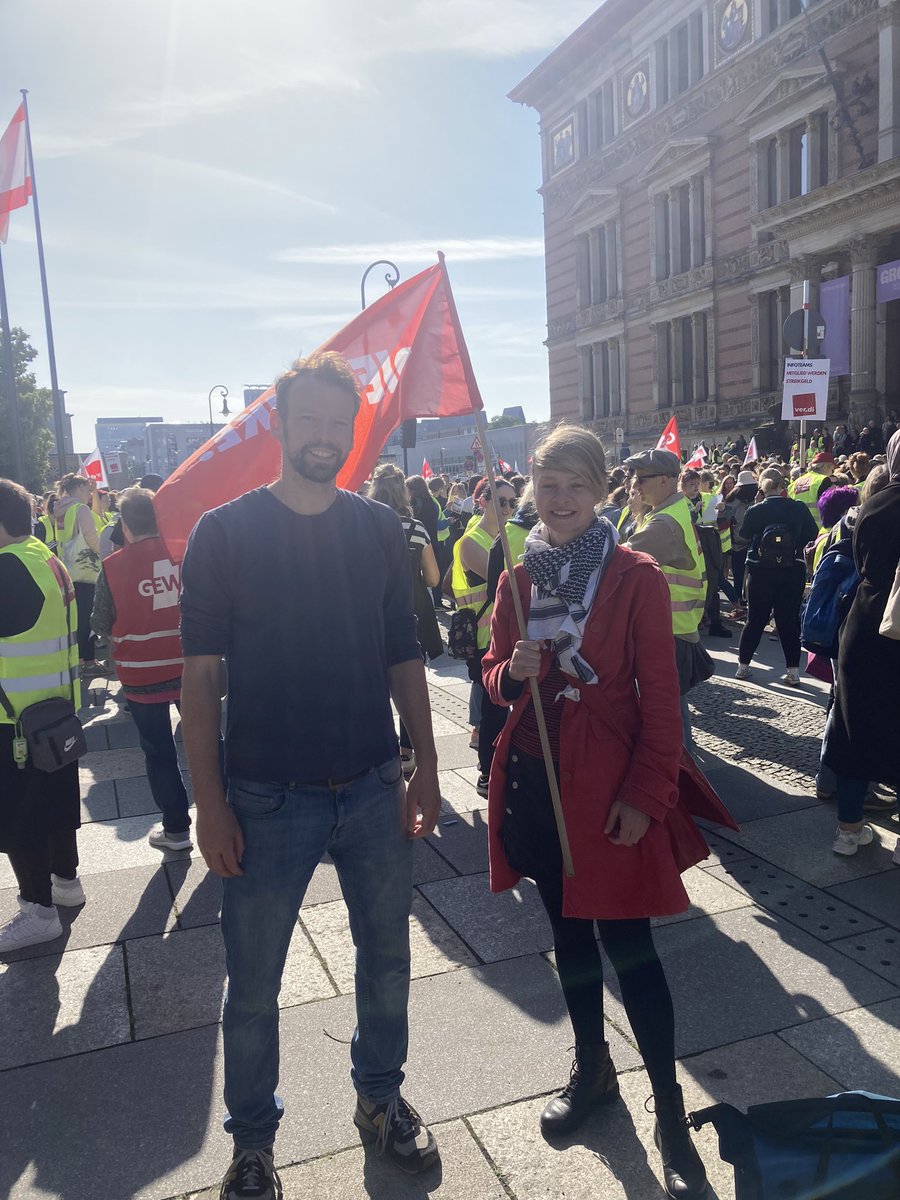 phil_dehne's tweet photo. Solidarität mit dem Streik der Beschäftigten der #Berlin|er Kita-Eigenbetriebe für einen Tarifvertrag pädagogische Qualität und Entlastung. Gute Stimmung vor dem Abgeordnetenhaus https://t.co/xMwIZ5J0xy