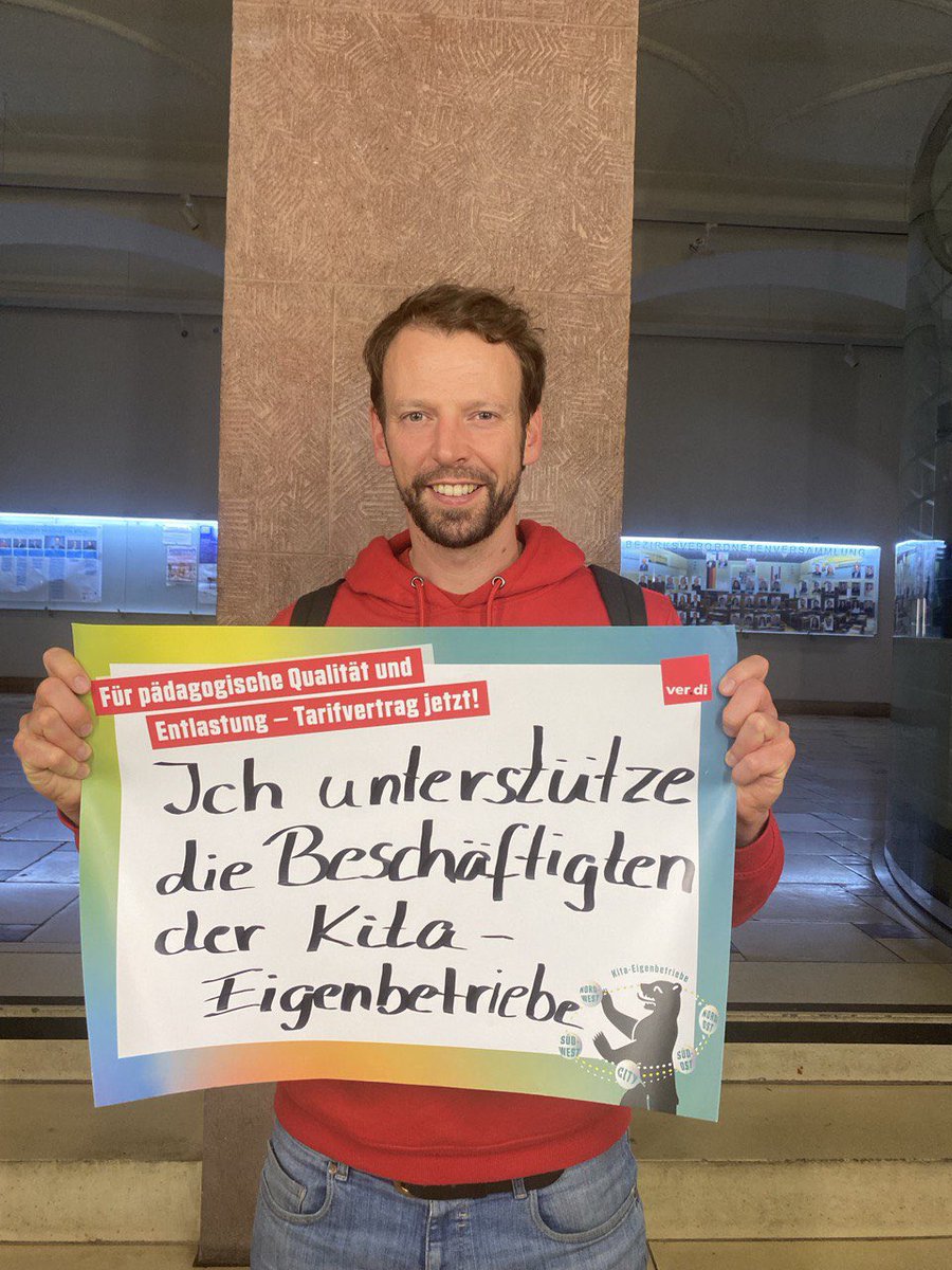 phil_dehne's tweet photo. Solidarität mit dem Streik der Beschäftigten der #Berlin|er Kita-Eigenbetriebe für einen Tarifvertrag pädagogische Qualität und Entlastung. Gute Stimmung vor dem Abgeordnetenhaus https://t.co/xMwIZ5J0xy