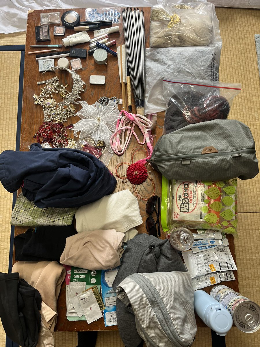 rina_k_photo's tweet photo. Rinatyが1人で雪山に持ってきた荷物です。
ご参照ください。

#セルフポートレートの裏側 https://t.co/i6l8w8BysR