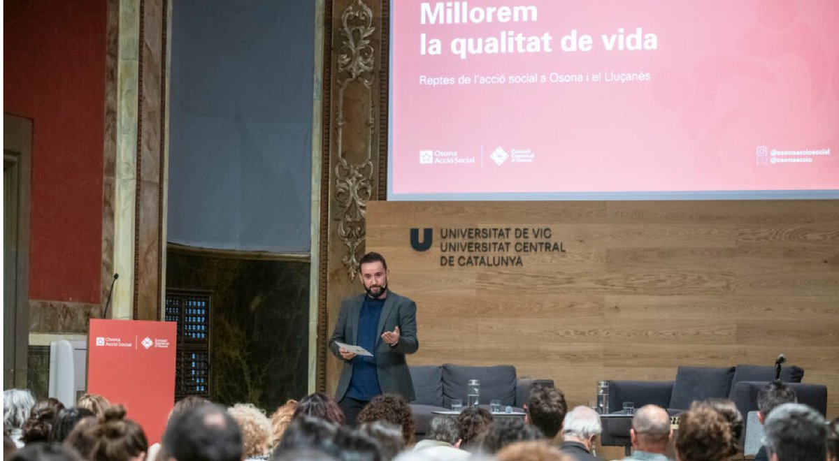 divik_net's tweet photo. 🎤 El periodista @isaacrcasals va guionitzar i presentar l'acte "Millorem la qualitat de vida: Reptes de l'acció social a Osona i el Lluçanès", organitzat per @OsonaAccio, ens adscrit al Consell Comarcal d’Osona.
▶️ #ConnectarComunicar
#comunicació #actes #speakering https://t.co/Usm2fNpg7L