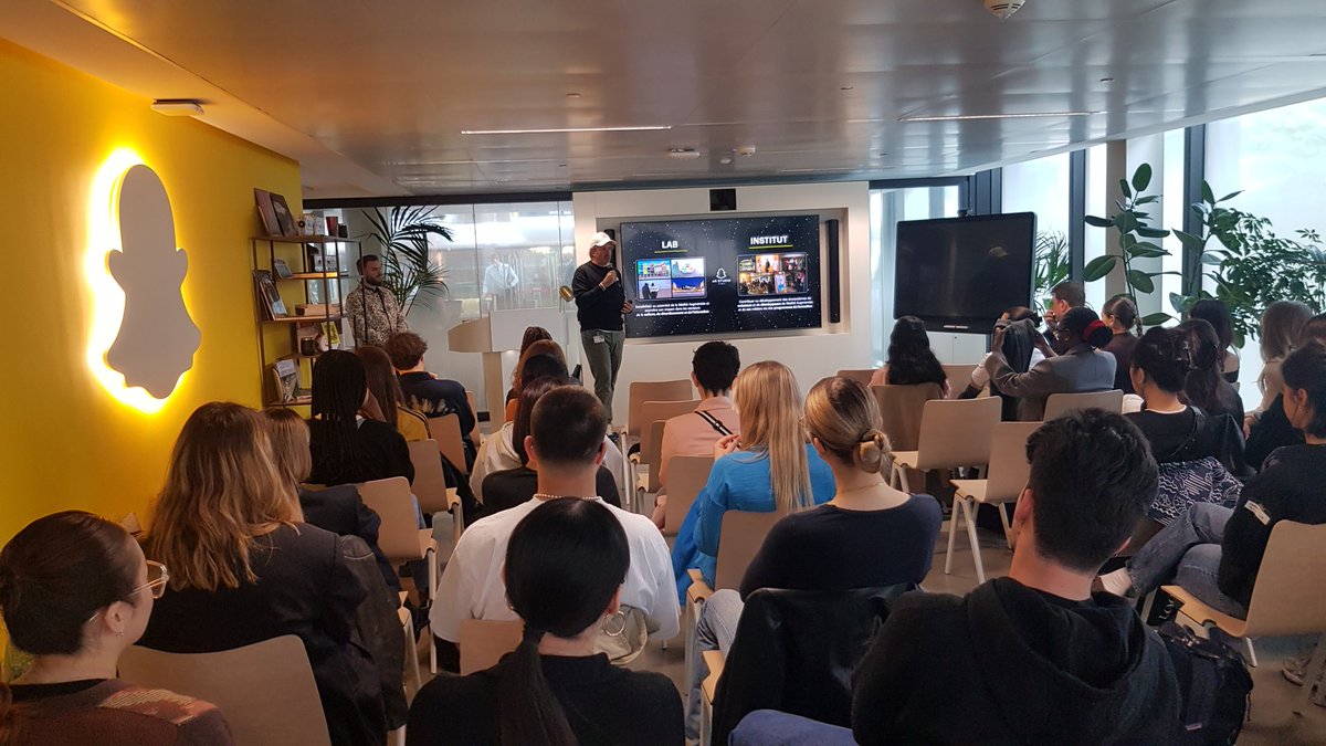 Une délégation d'élèves de <a href="/gobelins_paris/">GOBELINS Paris</a> reçue dans le #lab @snapAR de <a href="/Snapchat/">Snapchat</a> à <a href="/joinstationf/">STATION F</a> pour parler #réalitéaugmentée , merci pour l'invitation !
#snap #RA <a href="/pppunky/">Rachel Donnat</a>