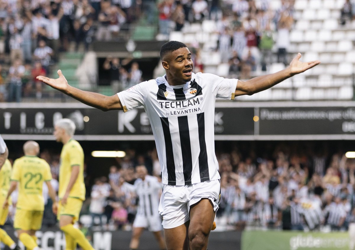 🆕️ ¿Te perdiste la charla de ayer con <a href="/RafaelEscrig/">Rafael Escrig</a>? Por aquí la tienes.

📌 Balance de la temporada del @cdcastellon: ascenso, jugadores destacados y el modelo de <a href="/haralabob/">Haralabos Voulgaris</a>.

📎 Vídeo: youtu.be/xE1_g4Gco2g?si…

📎 Podcast: spotify.link/V7bA7TtvcKb

📲 En la app de <a href="/EsfericaFC/">Esferica podcast ⚽️</a>