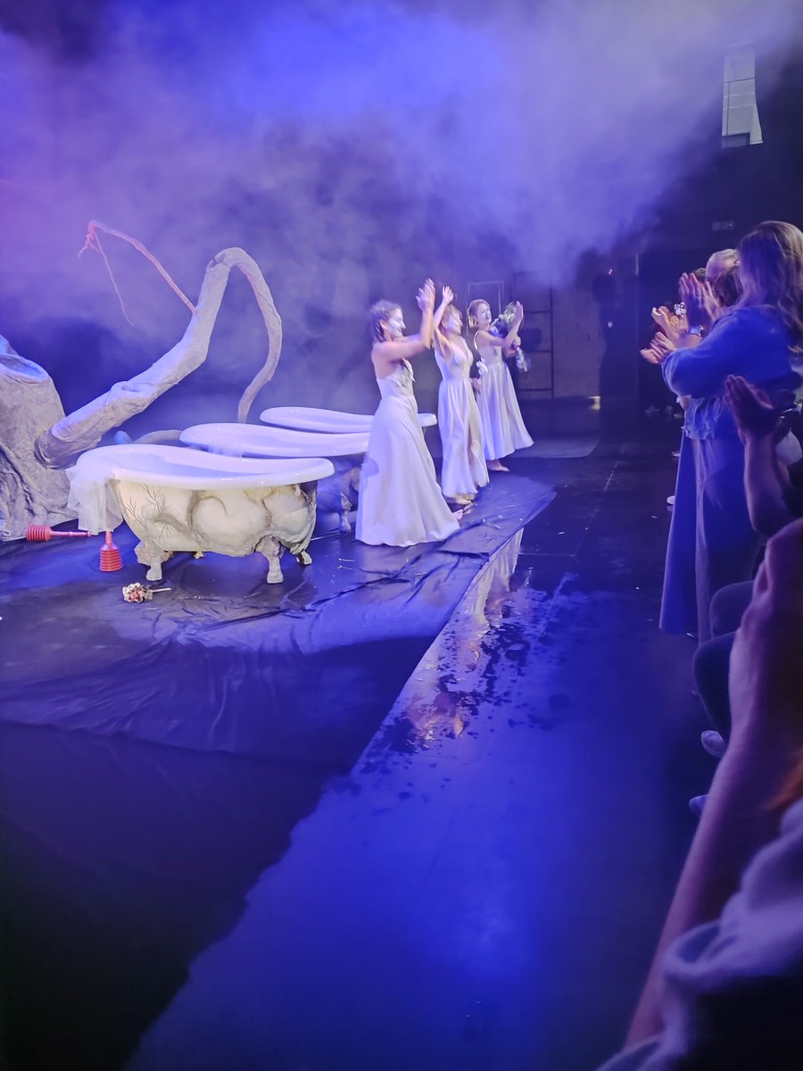 #küvettekigelinler üç oyuncu da o kadar yetenekli ki... karakter geçişleri, sahne kullanımları, profesyonellikleri tamamen kusursuz. İzlemeye doyamadığım bir oyundu. Siz hep sahnede olun canım #hazaltüresan #nazgöktan #selinzafertepe