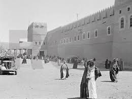KWTNAJD's tweet photo. يعد قصر المربع، الذي يضم بين جنباته إرثاً تاريخياً مهماً، من أقدم قصور الحكم بالمملكة،إذ تم إنشاؤه قبل أكثر من 89 عاماً ليكون مقرًّا للملك عبد العزيز عبدالرحمن آل سعود –رحمه الله- وإدارته لشؤون الدولة، محاكيًا للعمارة المحلية في ذلك الوقت، ومحتفظًا بفن وطراز التراث السعودي الأصيل https://t.co/yyJ3Y4p399