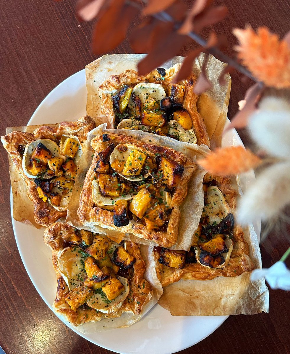 SMALL PLATE 🍽️ 

Homemade goats cheese, butternut squash + caramelised red onion puff tart 😍

Served warm with mixed salad + balsamic 
£6.50 | (v)

Available to take away 🏡

#urmston #shoplocal #brunch #cafe #coffee #goatscheese #trafford