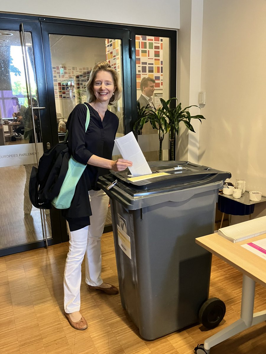 Vandaag kan het weer stemmen voor Europa 🇪🇺 Maak ons de grootste 💚❤️Gratis stemadvies: de #11 kan wel een steuntje gebruiken <a href="/PvdADenHaag/">PvdA Den Haag</a> <a href="/GroenLinksDH/">GroenLinks Den Haag</a> #StemVoorEuropa #StemOpFem