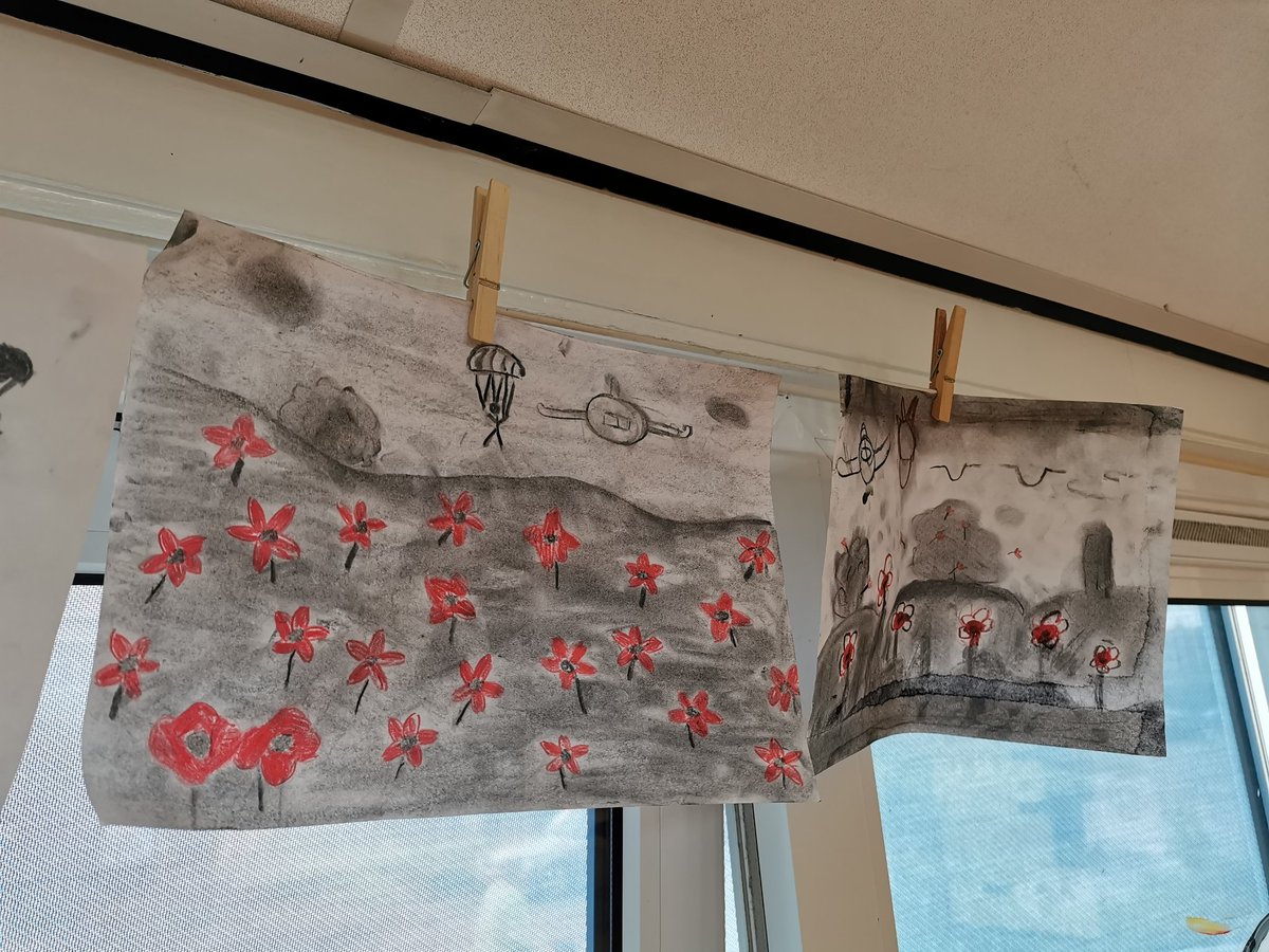 JildertDijkstra's tweet photo. De afgelopen lessen lazen we een tekst over het gedicht 'In Flanders fields' en de klaproos als gedenkteken aan de Eerste Wereldoorlog. De kinderen maakten met slechts een rood potlood en houtskool een impressie van die Vlaamse velden. https://t.co/QdCYkpQGAO
