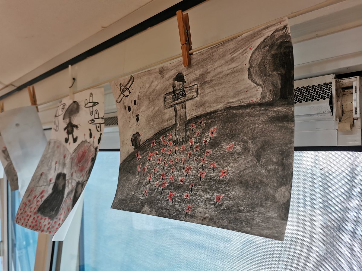 JildertDijkstra's tweet photo. De afgelopen lessen lazen we een tekst over het gedicht 'In Flanders fields' en de klaproos als gedenkteken aan de Eerste Wereldoorlog. De kinderen maakten met slechts een rood potlood en houtskool een impressie van die Vlaamse velden. https://t.co/QdCYkpQGAO