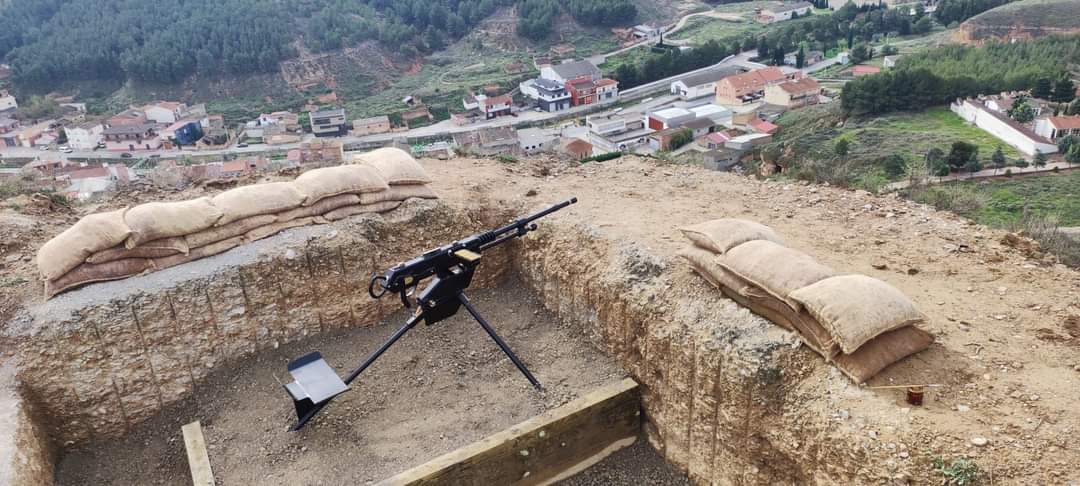 GRIEGC1's tweet photo. Unas imágenes de hace un año de una réplica de ametralladora Hotchkiss que instalamos en la posición para nido de ametralladoras de la Ermita de San Juan Bautista en #Ballobar (#Huesca), perteneciente a la Linea Fortificada del Cinca.
#guerra #guerracivil #guerracivilespañola https://t.co/A2LBcR9n6w