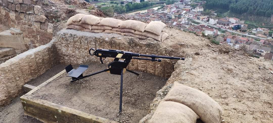 GRIEGC1's tweet photo. Unas imágenes de hace un año de una réplica de ametralladora Hotchkiss que instalamos en la posición para nido de ametralladoras de la Ermita de San Juan Bautista en #Ballobar (#Huesca), perteneciente a la Linea Fortificada del Cinca.
#guerra #guerracivil #guerracivilespañola https://t.co/A2LBcR9n6w