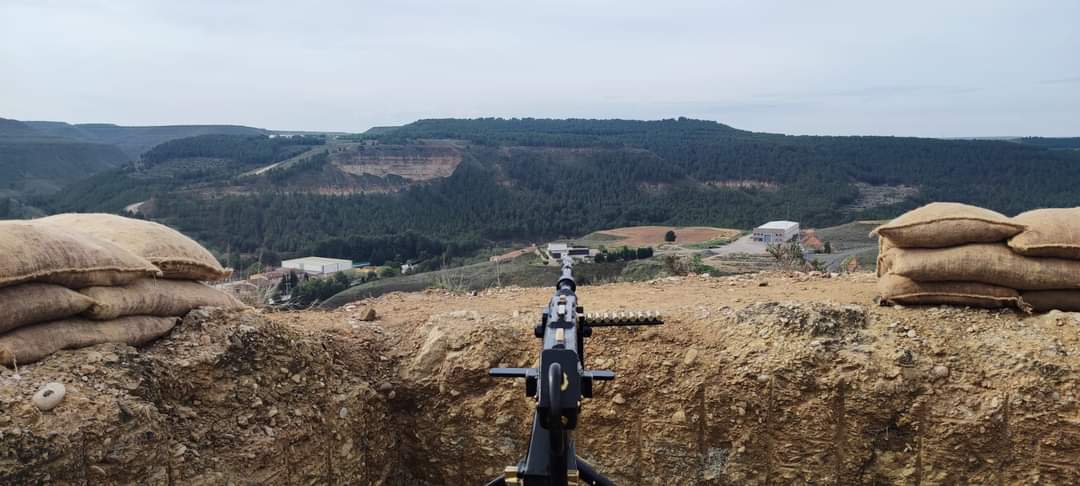 GRIEGC1's tweet photo. Unas imágenes de hace un año de una réplica de ametralladora Hotchkiss que instalamos en la posición para nido de ametralladoras de la Ermita de San Juan Bautista en #Ballobar (#Huesca), perteneciente a la Linea Fortificada del Cinca.
#guerra #guerracivil #guerracivilespañola https://t.co/A2LBcR9n6w
