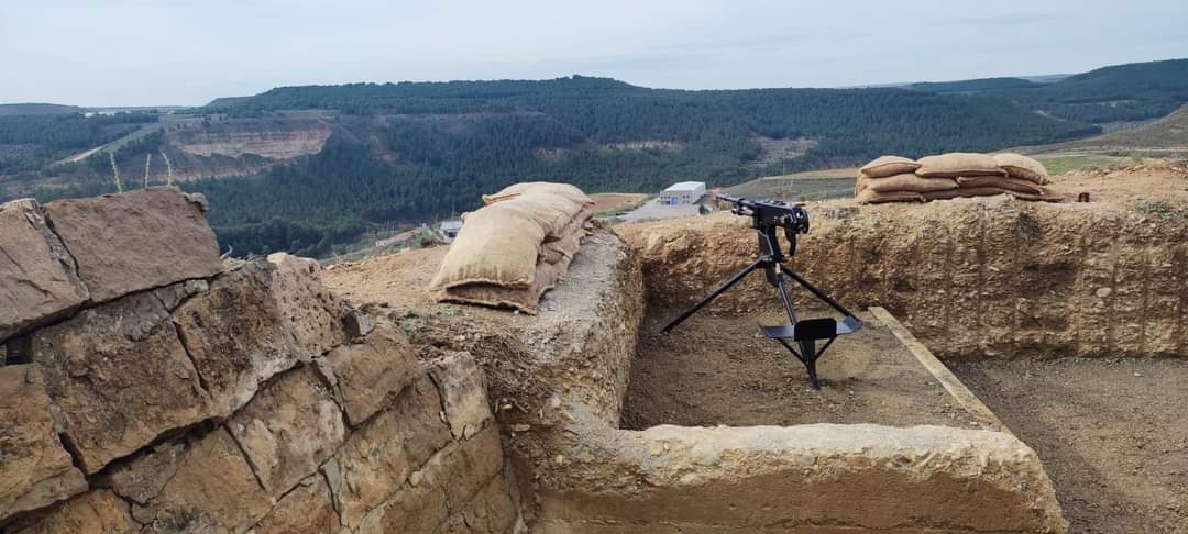 GRIEGC1's tweet photo. Unas imágenes de hace un año de una réplica de ametralladora Hotchkiss que instalamos en la posición para nido de ametralladoras de la Ermita de San Juan Bautista en #Ballobar (#Huesca), perteneciente a la Linea Fortificada del Cinca.
#guerra #guerracivil #guerracivilespañola https://t.co/A2LBcR9n6w