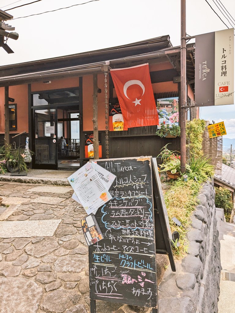 chika5482's tweet photo. お昼、矢田寺を出て直ぐのトルコ料理店に。行きしなに少し気になってたんよね〜!
普通、和食の店があるイメージな場所。
チキンケバブランチプレートを頼んだ。久しぶりの香辛料の香りが良かった😊窓も全開でいい風🍃だった。
#矢田寺 #AllaTurca #トルコ料理
#ケバブ #ランチ #ランチプレート https://t.co/vt2PcTNrT5