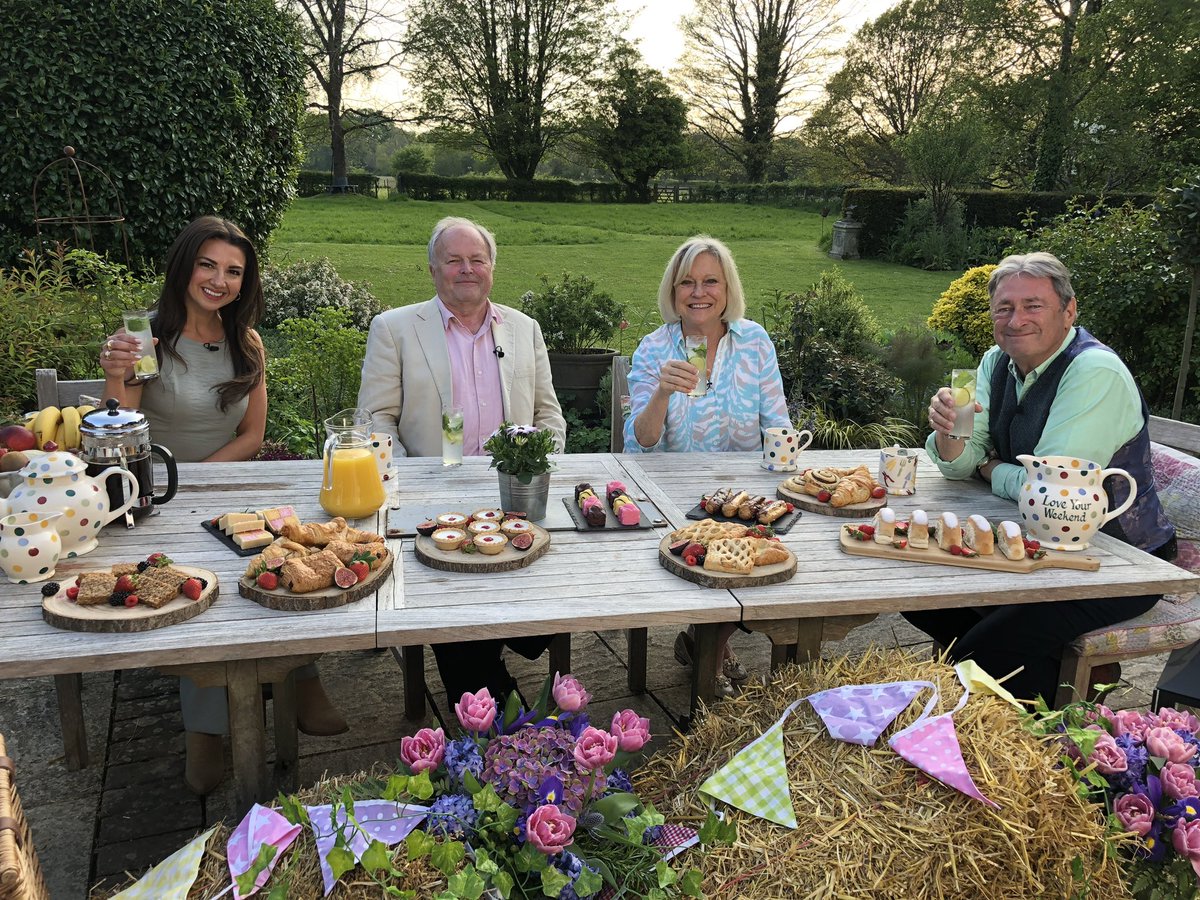 Don’t forget to tune in to ITV this weekend for a delightful morning with @alantitchmarshmbe on June 9th at 9:30 AM 🌟 Our very own @zizistrallen will be one of the guests, bringing the magic of the West End to your homes with captivating stories 🌟 🤠