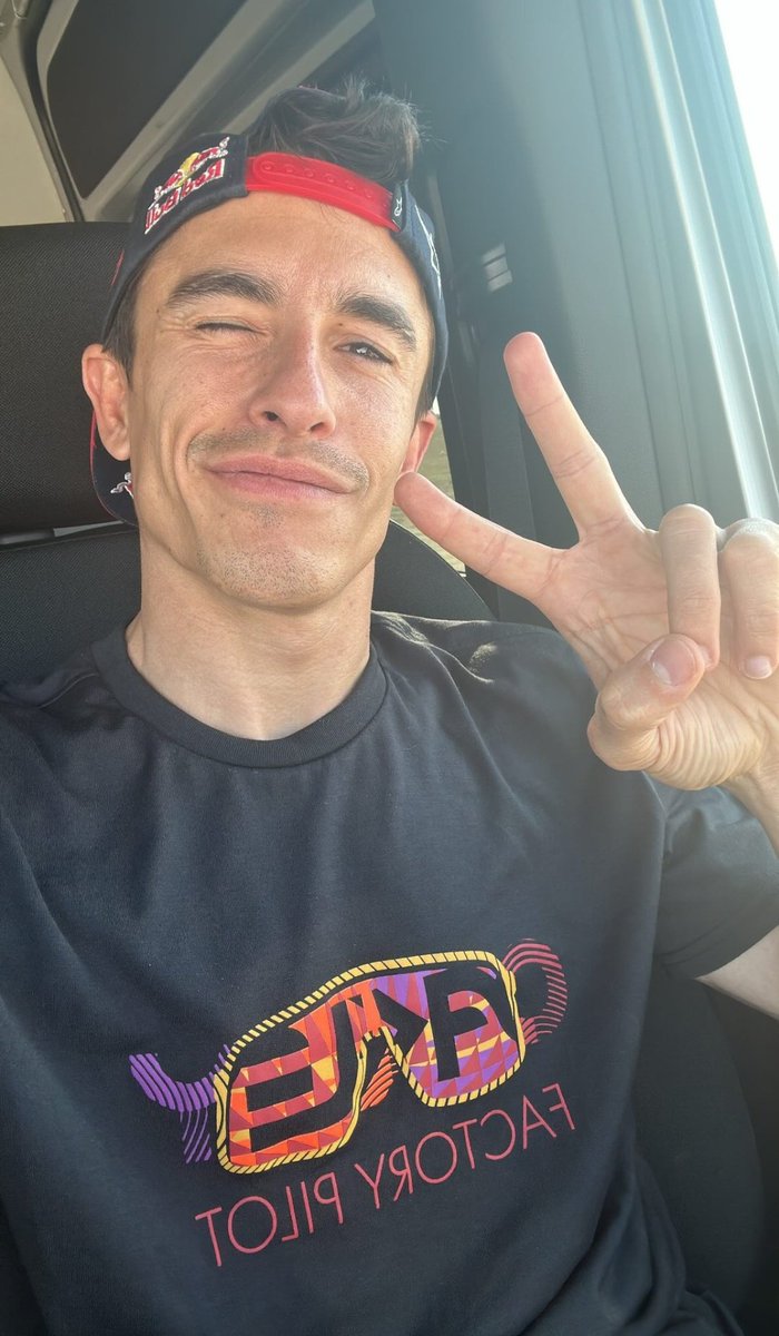 marquezbarca's tweet photo. Marc saying he posted the picture of him wearing the t shirt saying factory pilot without knowing what it said, i cannot believe him 😭😭😭 https://t.co/6I83A6u0rg