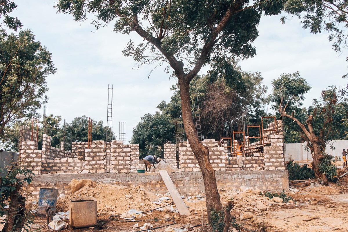 GideonMungaroM's tweet photo. Tuko site, na kwa mara ya kwanza Kilifi, tutakuwa na huduma za wagonjwa mahututi, ujenzi wa chumba cha wagonjwa hao (ICU), kwa sasa unaendelea katika Hospitali kuu ya mjini Malindi na ukikamilika, hatutalazimika kusafiri tena kaunti zengine kutafuta huduma hizo.

Ndani ya Hospitali hiyo vile vile, kwa sasa tunajenga hifadhi mpya ya maiti huku ukarabati wa Wodi ya watoto nao ukiwa zaidi ya asimilia themanini kukamilika. Vyumba vya kulaza watoto vitakuwa venye hadhi na vya kisasa.

#mungarowamaendeleo