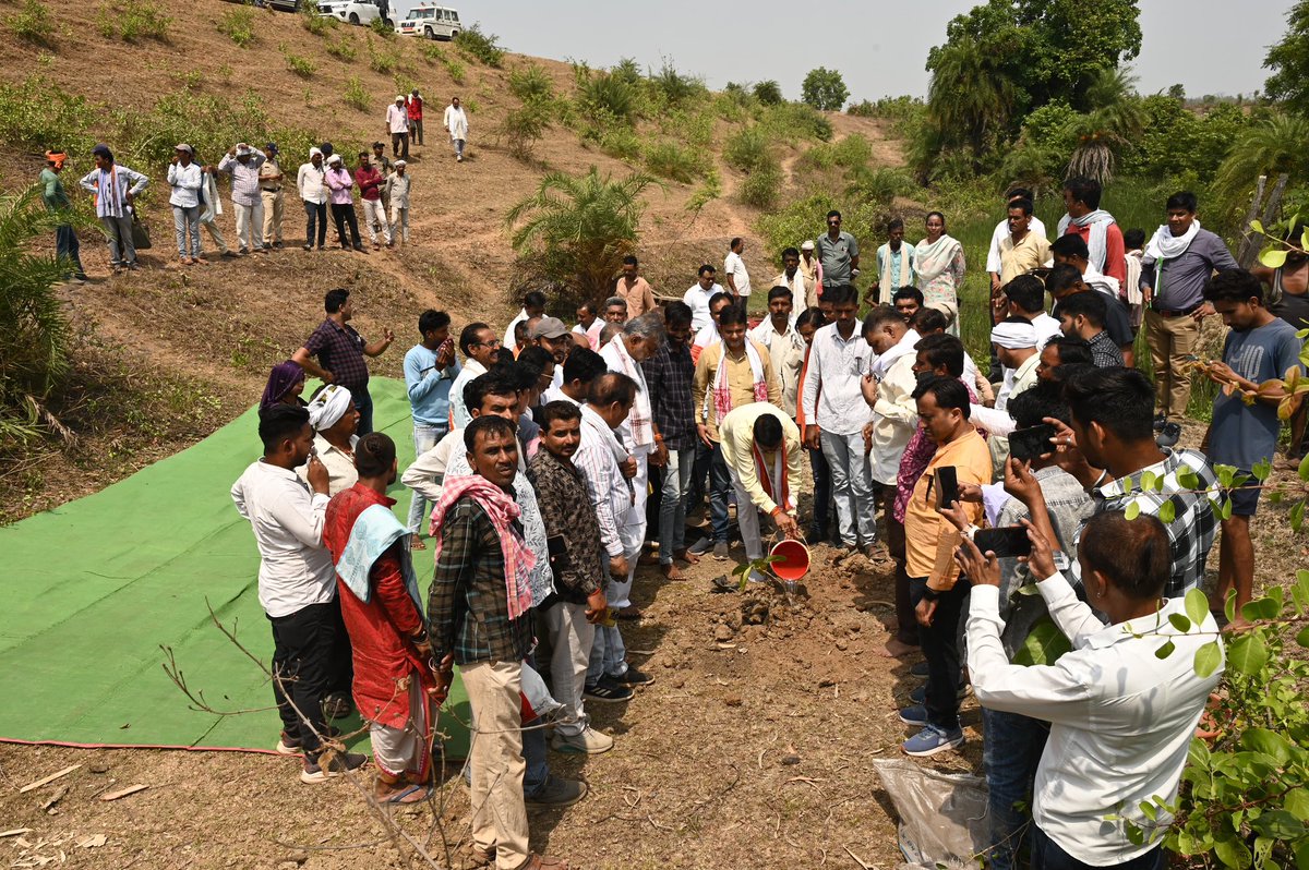 नरसिंहपुर ज़िले के बवरिया गाँव से निकली सींगरी नदी के उद्गम स्थल पर पूजन के बाद #जलगंगाअभियान पर सार्थक संवाद ।ज़िलाध्यक्ष <a href="/BJP4Narsinghp/">BJP Narsinghpur District</a> पूर्व मंत्री <a href="/jalamsing_patel/">JALAM SINGH PATEL (Modi ka parivar)</a> विधायक <a href="/MahendraNagesh5/">Mahendra Nagesh</a> पूर्व ज़िलाध्यक्ष प्रीतम पुरी जी सहित जनप्रतिनिधि गण।<a href="/DrMohanYadav51/">Dr Mohan Yadav</a> <a href="/BJP4MP/">BJP Madhya Pradesh</a> <a href="/BJP4India/">BJP</a>