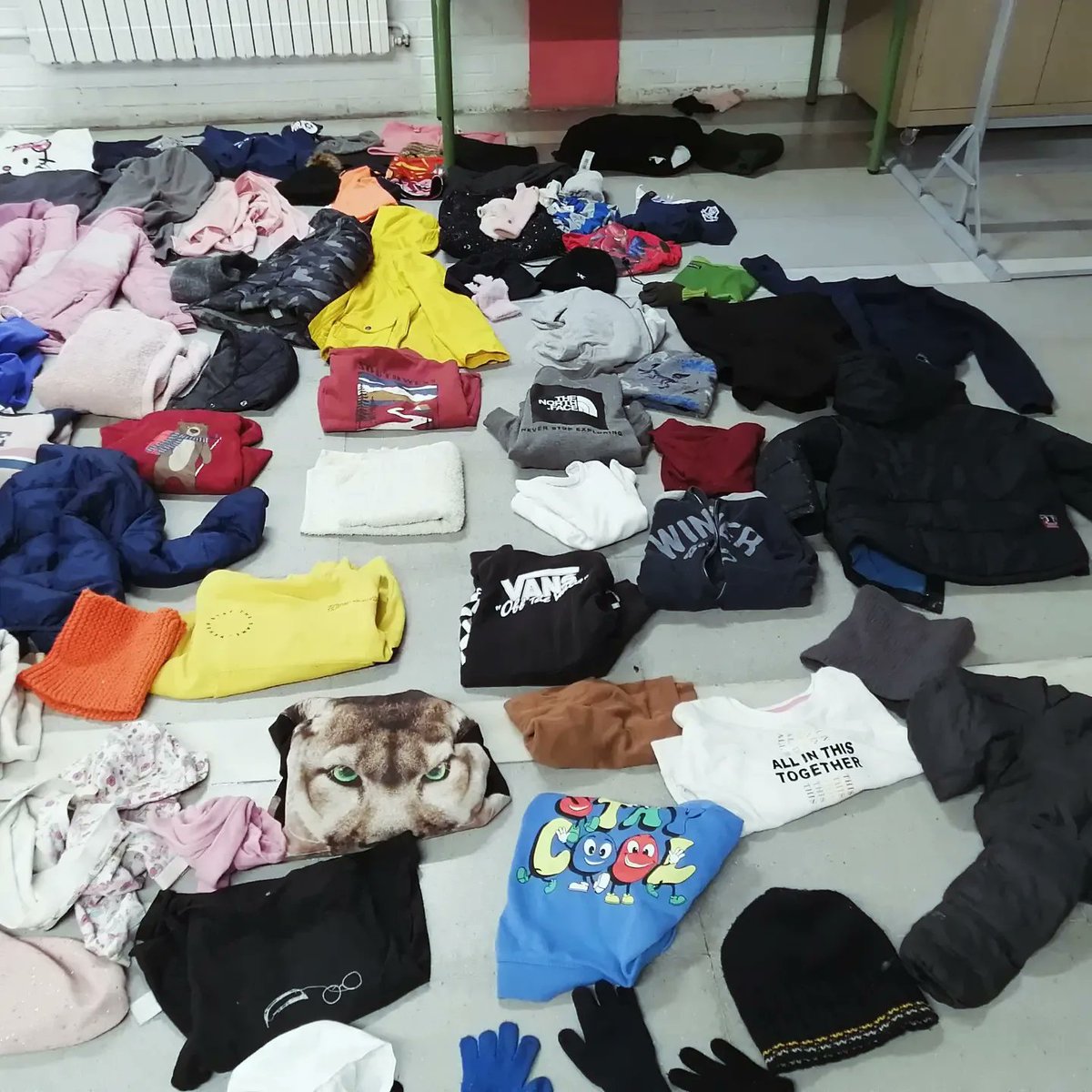 Objetos perdidos del cole!!todo lo que no sea recogido. Se donará a San juan de Dios