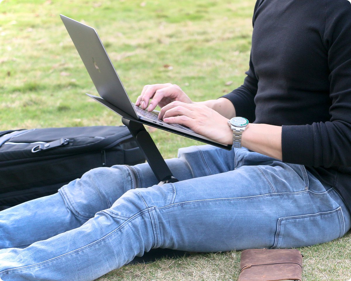 Creatio_Dez's tweet image. 🌟 Can Maxtand handle uneven surfaces? Absolutely! Discover how Maxtand 1.0 &amp;amp; 2.0 ensure stability anywhere. 💻✨ #ErgonomicWorkspace #PortableLaptopStand #Maxtand