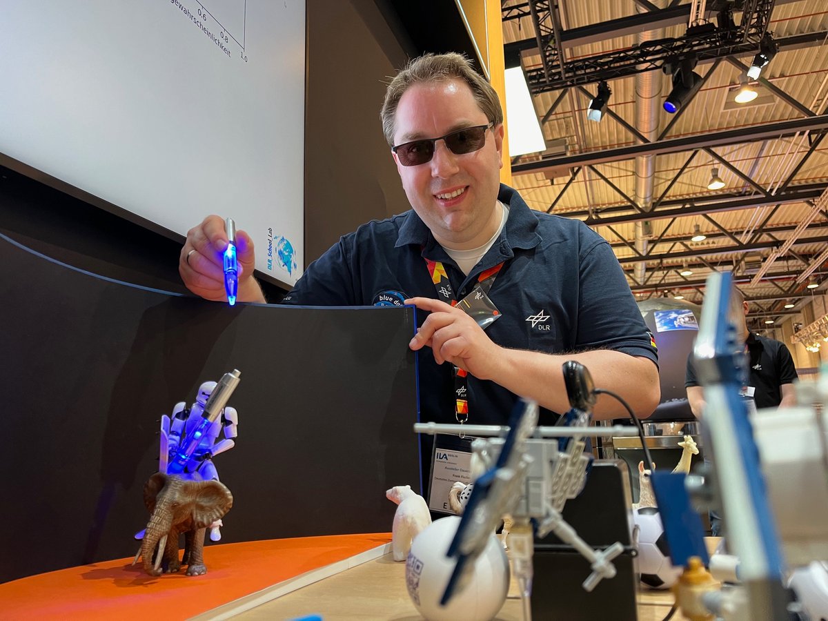 Und weiter geht es mit unserer Gewinnaktion auf der #ILA24! Wer unseren DLR_next-Reporter Frank Fischer findet und ihm das Codewort #DLR_Leuchtkuli_Jagd nennt, bekommt einen unserer begehrten Leuchtkulis!