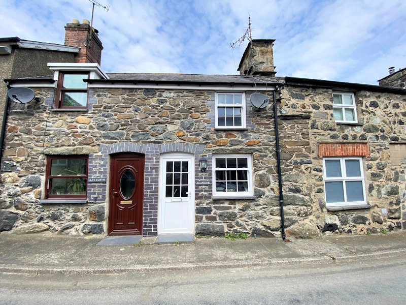 Welsh_Property's tweet photo. Terraced Cottage - Glanawel, Llanegryn, 158,000 pounds sterling: This 2 bedroom mid terrace cottage is situated in the rural village of Llanegryn in the beautiful Dysynni valley and Snowdonia National Park. Refurbished in 2014 included re plastering, re… https://t.co/vsLct6DdGR https://t.co/GuxMvg6AVI