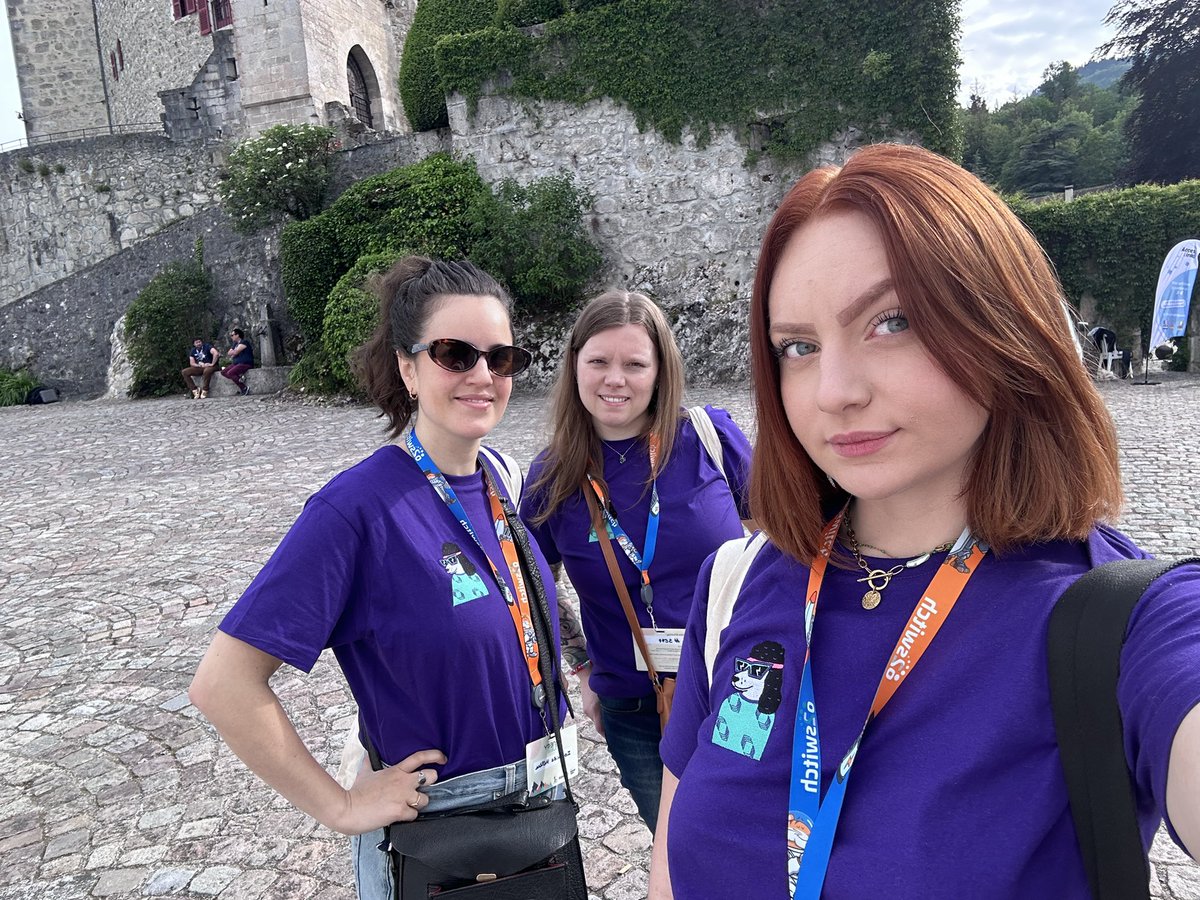 AssonanceAgency's tweet photo. 📍Aujourd’hui la team #Assonance est présente à @annecy_web avec le dress-code violet de l’agence 🟣

🎁 On vous a prévu des surprises ! Récupérez notre cahier de vacances #SEO #Assonance et le flyer de notre concours pour gagner des lots qui pétillent 🍾 

Sur place, gardez l’œil, il se pourrait que d’autres petites infos intéressantes se retrouvent au château 👀

#AnnecyWeb2024 #Annecy #concours #Web #Hypertexte #AnnecyWeb