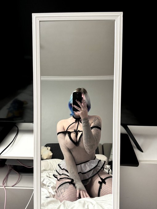 this is my nighttime attire https://t.co/wHQ6EV9AEi<a href="/tag/smokingfetish"class="tags"><span>#smokingfetish</span></a>