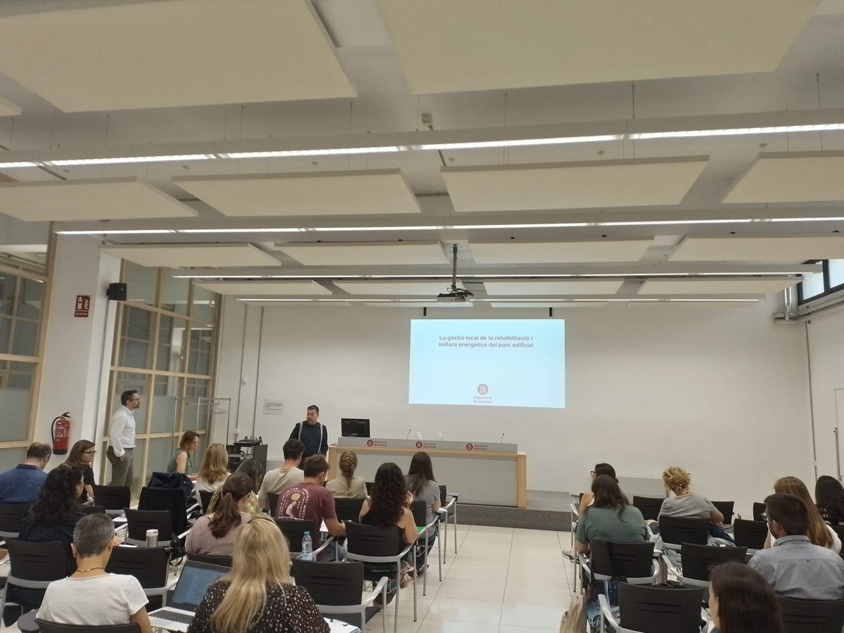 🚀Primera sessió del curs Gestió local impuls de la rehabilitació i millora energètica del parc edificat.

📷Jordi Mas, coordinador del curs explica els canvis en matèria de renovació del parc que s'imposaran amb l'aprovació de la Directiva Europe d'Eficiència Energètica