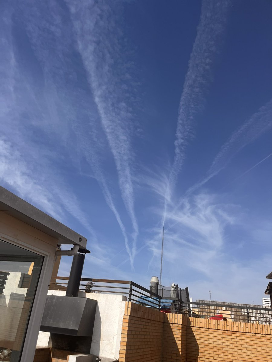 AHHHAdrian's tweet photo. WTF is going on with all this spraying??? #spraying #chemtrails #valencia @AjuntamentVLC https://t.co/0pQ5wiGo2e