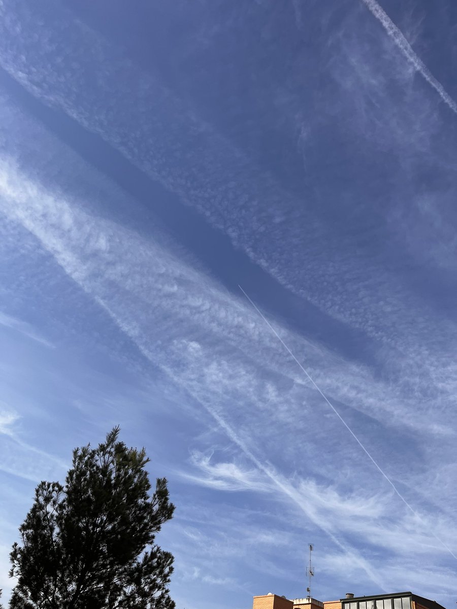 AHHHAdrian's tweet photo. WTF is going on with all this spraying??? #spraying #chemtrails #valencia @AjuntamentVLC https://t.co/0pQ5wiGo2e