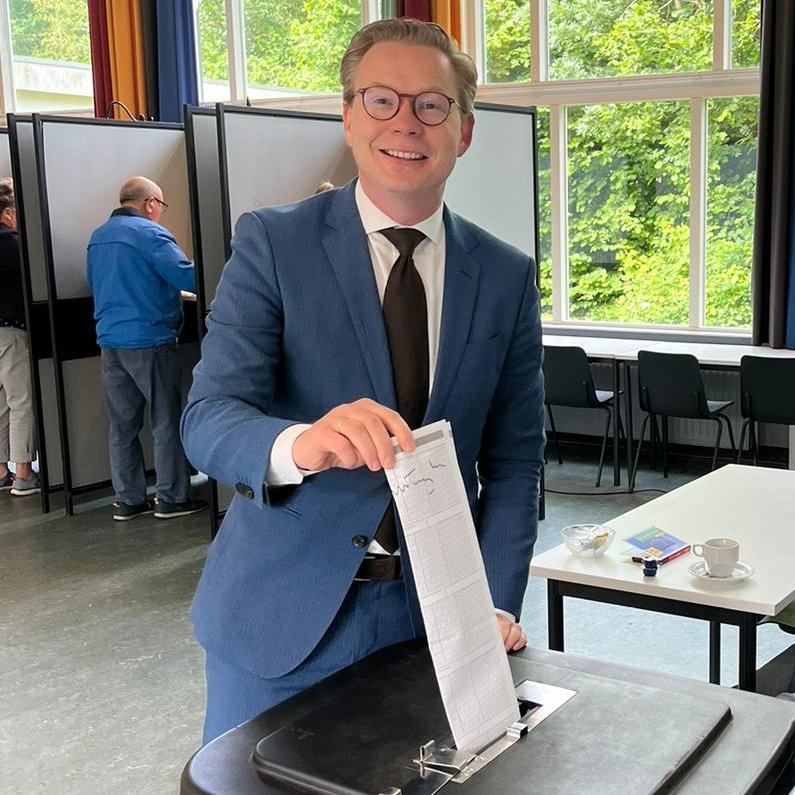 𝗙𝗼𝗮𝗿 𝗱𝗲 𝗹𝗲̂𝘀𝘁𝗲 𝗸𝗲𝗮𝗿 𝘀𝘁𝗶𝗺𝗺𝗲 𝘆𝗻 𝗶𝘁 𝗮̂𝗹𝗱𝗲 𝗱𝗼𝗮𝗿𝗽𝘀𝗵𝘂̂𝘀

Burgemeester <a href="/AndriesBouwman/">Andries Bouwman</a>  heeft zijn stem uitgebracht in het oude dorpshuis van Tijnje. Dit is de laatste keer dat daar gestemd kan worden.

#opsterlandstemt #elkestemtelt #verkiezingen