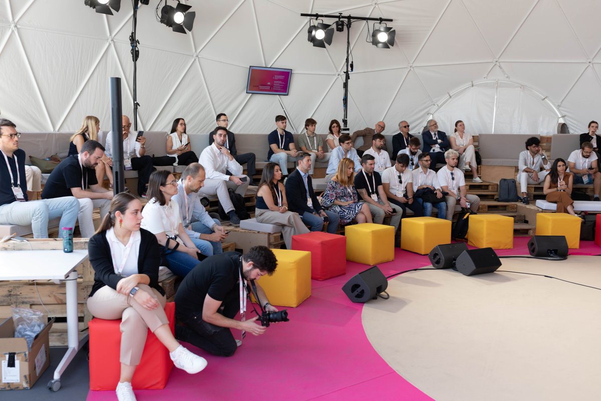 vlciconnect's tweet photo. #SouthSummit24 Día 2⃣ de @south_summit
Comienza la jornada en el 📍#CatalystStage, con @Calabria_Lucia, subdirectora de Emprendimiento de @VLCInnovation, explicando las oportunidades que @AjuntamentVLC crea para las startups. https://t.co/cLqErOtf4l