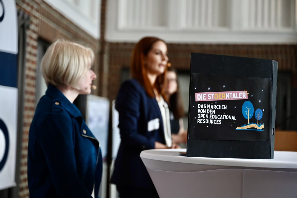 ORCAnrw's tweet photo. Märchenstunde beim #UFFestival mit @MagdalenaSpaude, Nicole Dobosz und Anna Sancillo. https://t.co/JQMwBFqvZ0