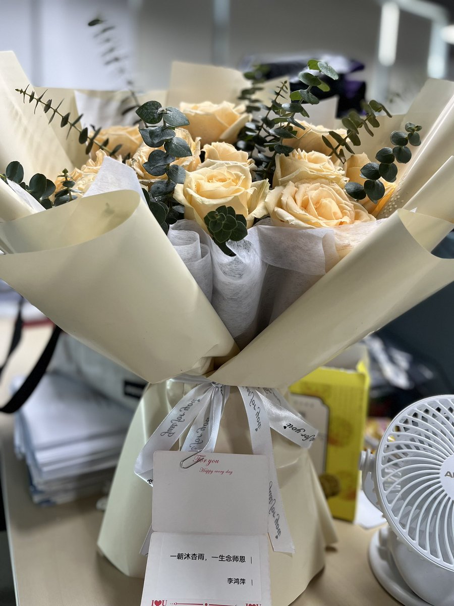 wuqiangrape's tweet photo. Another thing that makes my day today. Received messages (translation not perfect 😂) and flowers from my first student graduated this year…As a supervisor, these words are the best reward! I’m so glad for her. https://t.co/3kywfcjq7Q