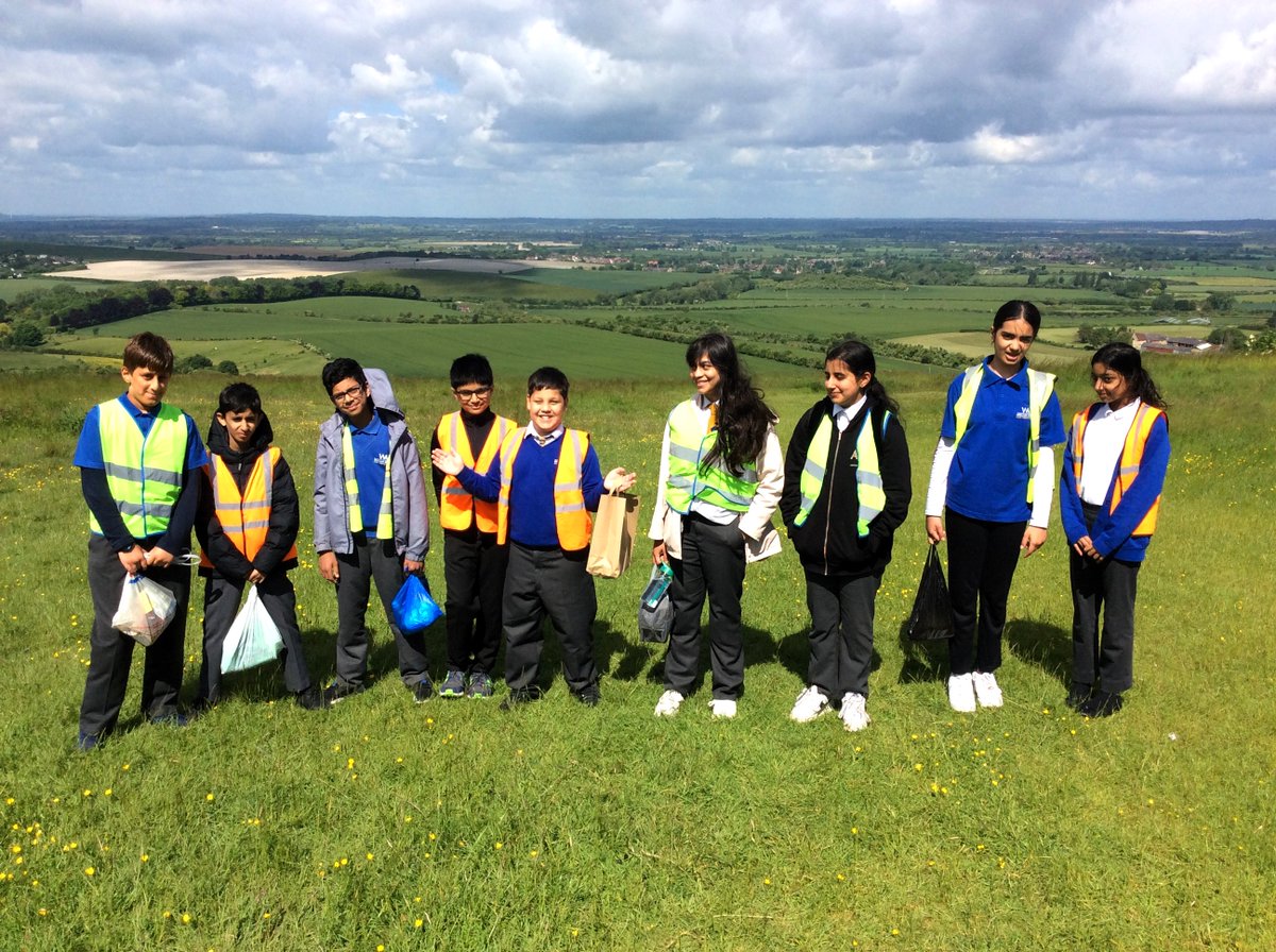 WilliamAustinJS's tweet image. Three of our Y6 classes had a great time visiting @ZSLWhipsnadeZoo yesterday. They took part in an evolution workshop where they looked at skulls and bones of animals &amp;amp; enjoyed the butterfly house and petting the goats.
#zoo #loveanimals #explorethewild