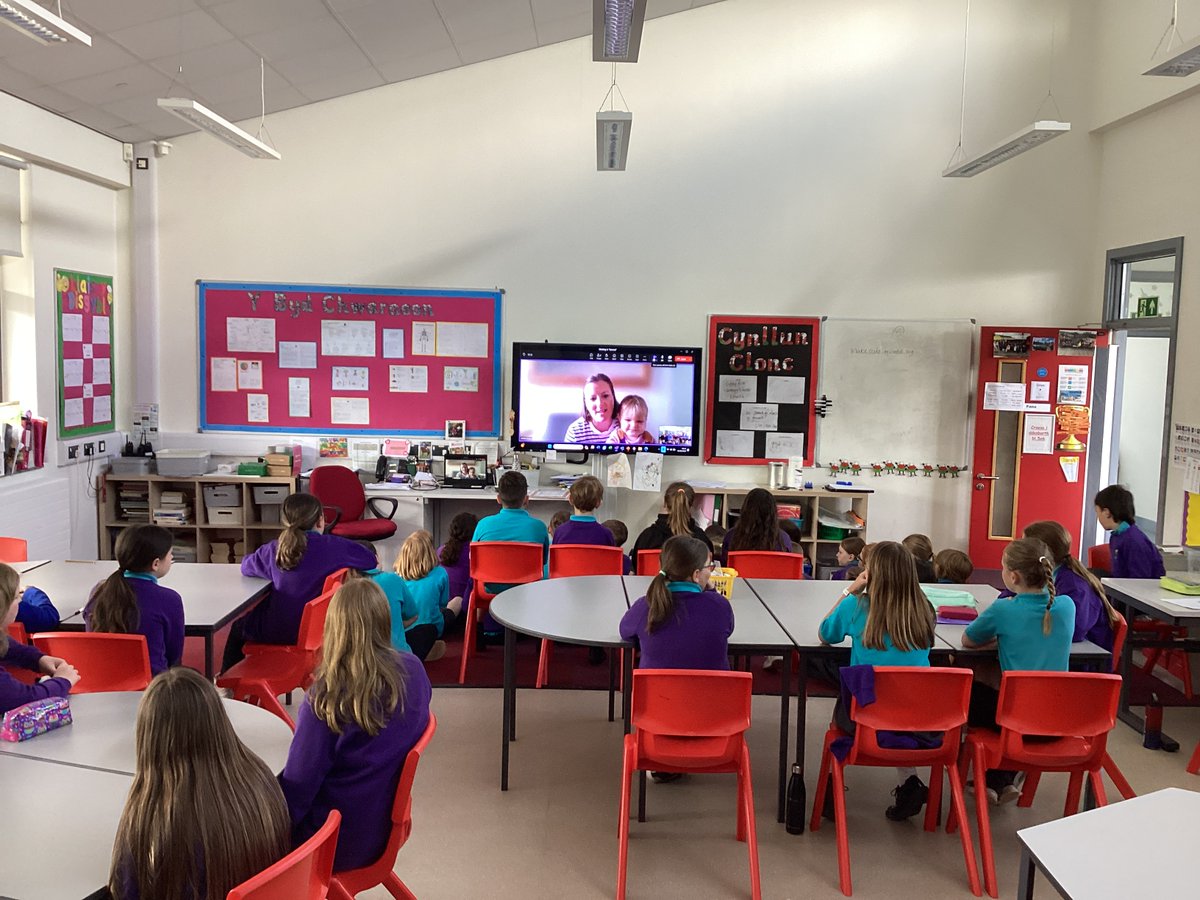 CarregHirfaen's tweet photo. Dosbarthiadau Rhos a Fana yn mwynhau bore diddorol yn dysgu llawer yng nghwmni Laura Gallagher sydd yn cystadlu ar y trampolîn i Brydain yn y gemau Olympaidd a Champwriaethau’r Byd! Waw am gamp! Diolch yn fawr am gwrdd â ni! #ymaacacwCH #ThemaCH https://t.co/YRw7XaQnyo