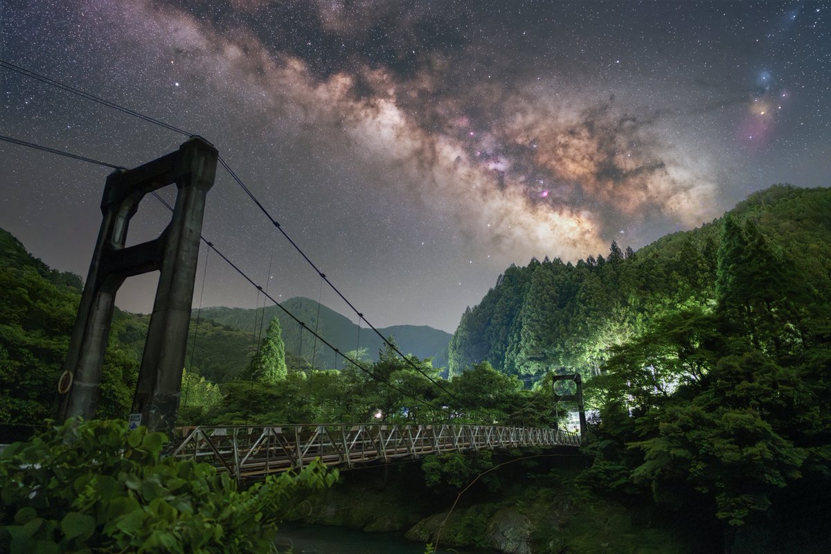 和歌山の龍神村で撮影した天の川がまさに夜空を舞う龍のようだった🐉