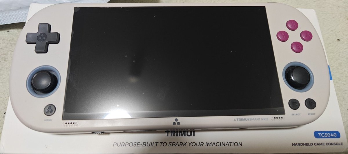 HimaTsu_C_JHK's tweet image. LR以外は、Vitaのボタンの感触🥹

厚みがVita(2000番)よりもあるのですごく持ちやすく感じる👍🏻

あと、カラーが、正にGBカラーwww

#TrimuiSmartPro