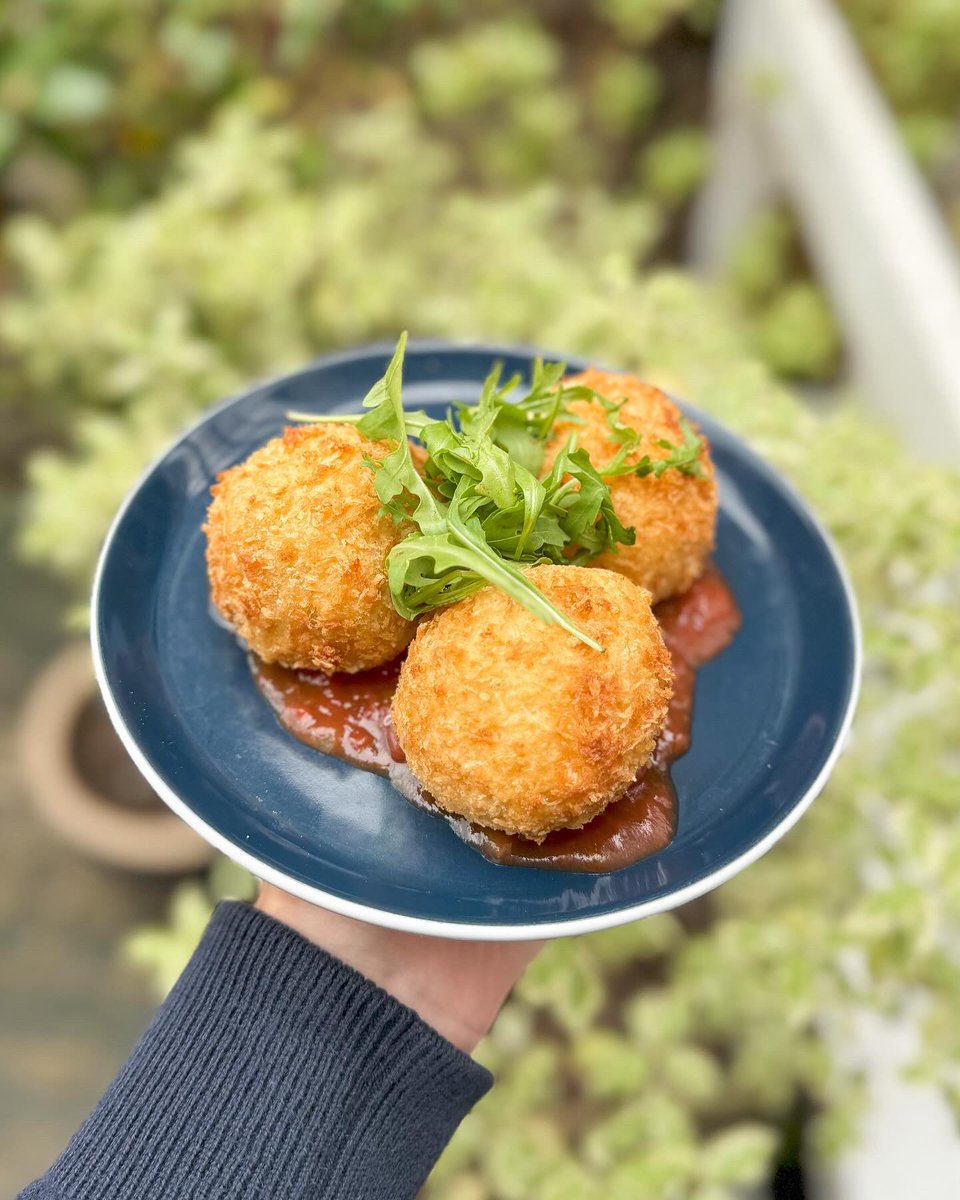 Mikey’s here to let you know what’s on the Specials Board from today for this weekend! Crispy potato cheese bites, mash potato, cheddar cheese, on a bed of salsa 💃