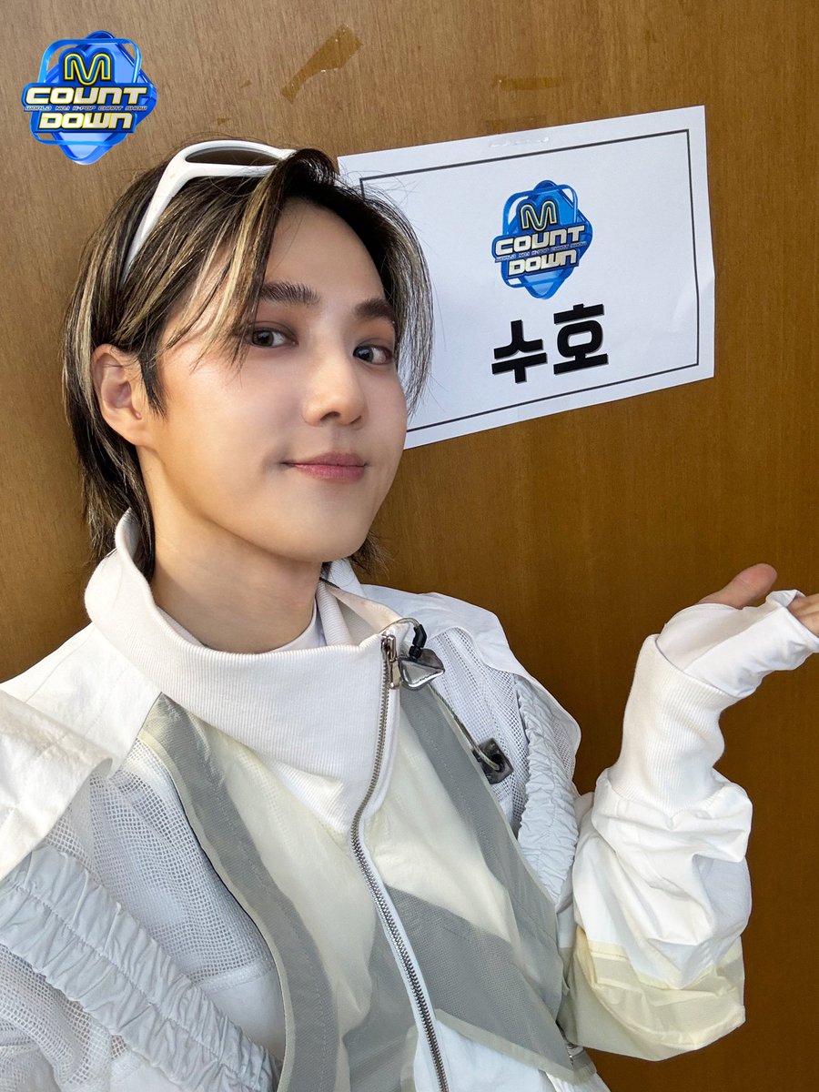 MnetMcountdown's tweet photo. 점선면을 맞춰 수호에 대한 마음 접습니다. 그 다음에 끝선에 맞추어 반 접습니다. 뒤로 돌려 양쪽 모두 펼칩니다. 끝부분을 살짝 접고 중심선에 맞춰 위로 올려 접은 뒤 뒤집으면 예쁜 하트 접기 완성.
#수호 #SUHO #점선면 #Mayday https://t.co/TC6iUlmcvt