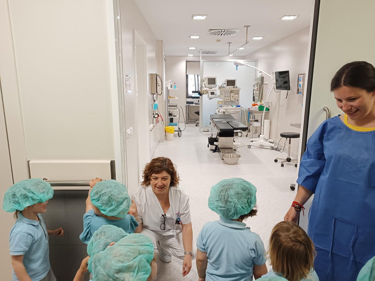carmelitestgn's tweet photo. #ADMTWC #LLARC Els nens i les nenes de la llar, classe dels Kiwis, fem una visita a l'hospital @umivaleactiva de Tarragona. Gràcies infermeres, infermer i Alba per explicar-nos la vostra feina! #aprenemfentipensant #depetitsagransCarmelites https://t.co/oLo9wJGDtg